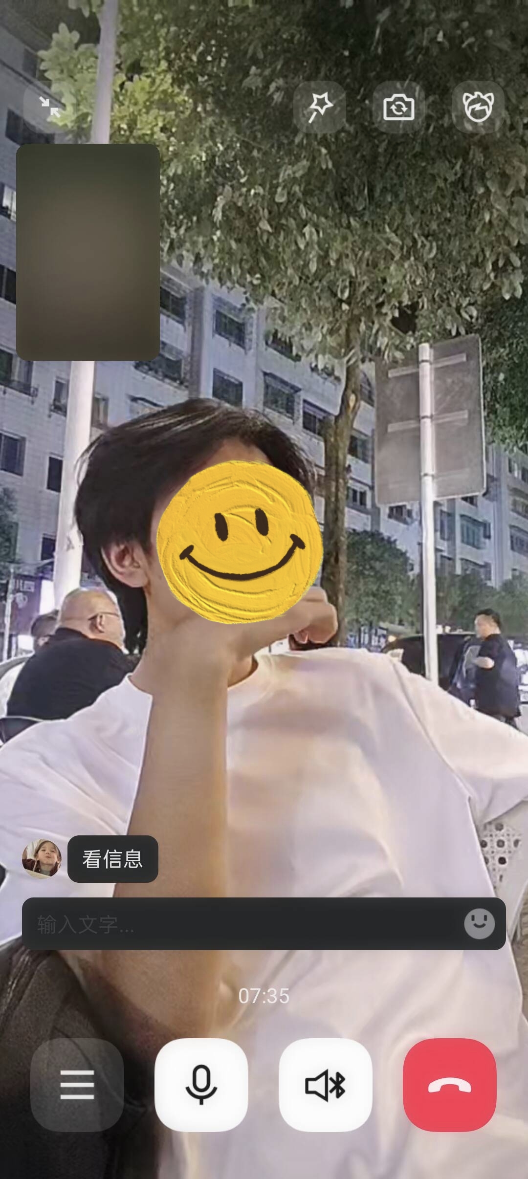 一边和兄弟喝酒一边和绿豆芽打视频