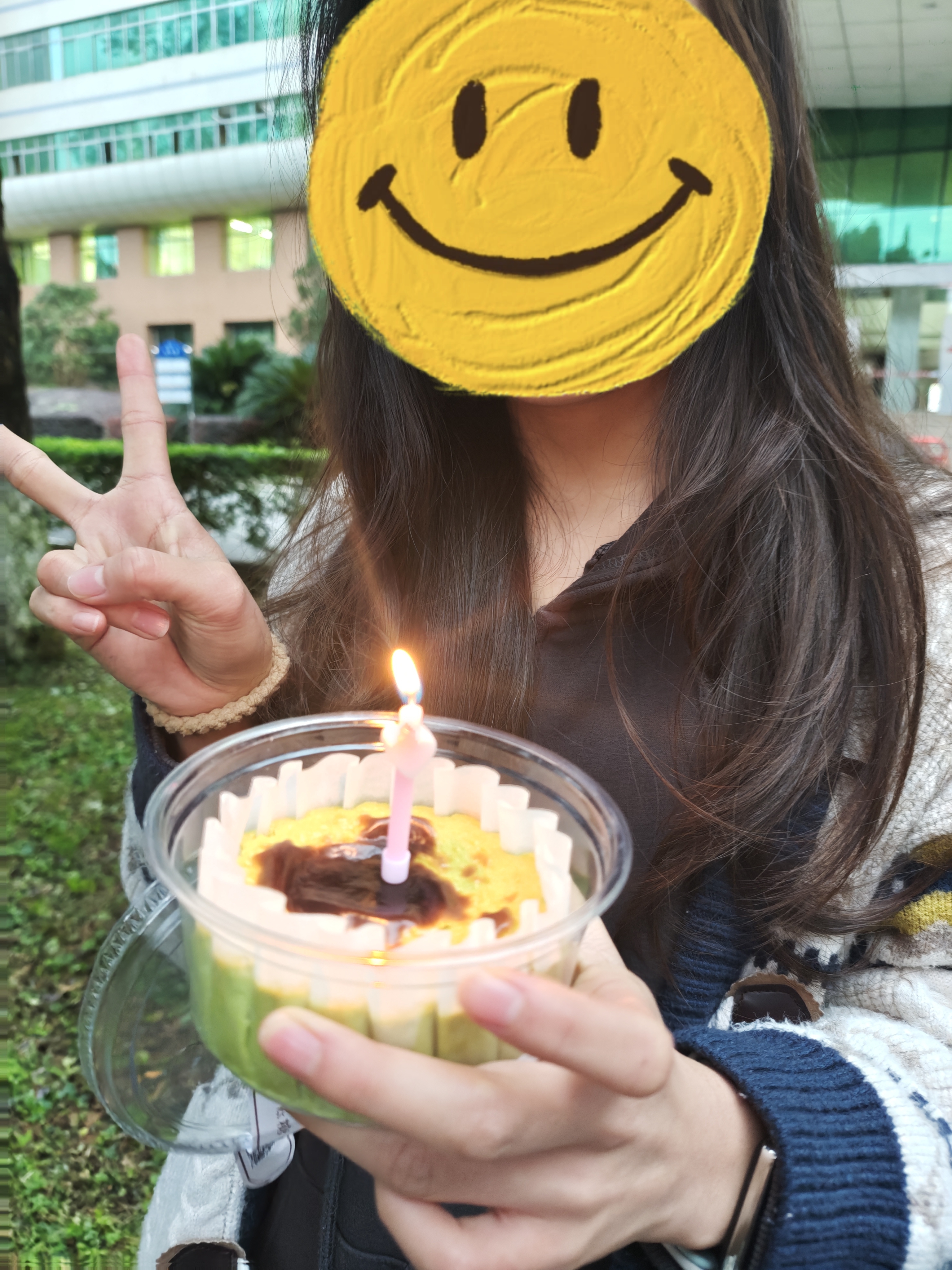 罗豆芽拿着给我买的蛋糕